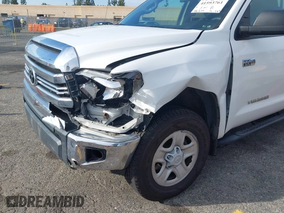 2017 Toyota Tundra SR z VIN 5TFUY5F12HX677173, wystawiony jako IAAI lot #41593761 z przebiegiem 186 206 mil mil oraz . Historia ofert i sprzedaży dostępna na DreamBid. Obrazek 6.