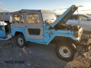 1977 Toyota Land Cruiser z VIN FJ40252050, wystawiony jako Copart lot #45896285 z przebiegiem 9 921 mil mil oraz Czysty tytuł • Clean title. Historia ofert i sprzedaży dostępna na DreamBid. Obrazek 4.