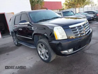 2013 Cadillac Escalade Luxury z VIN 1GYS3BEF0DR200347, wystawiony jako IAAI lot #42122064 z przebiegiem Nie podano mil oraz . Historia ofert i sprzedaży dostępna na DreamBid. Obrazek 1.