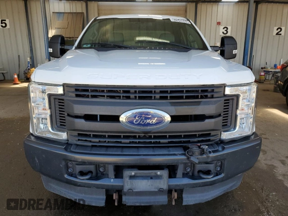 2019 Ford F-250 XL z VIN 1FT7X2B64KEC43064, wystawiony jako Copart lot #62648665 z przebiegiem 109 146 mil mil oraz Czysty tytuł • Clean title. Historia ofert i sprzedaży dostępna na DreamBid. Obrazek 5.