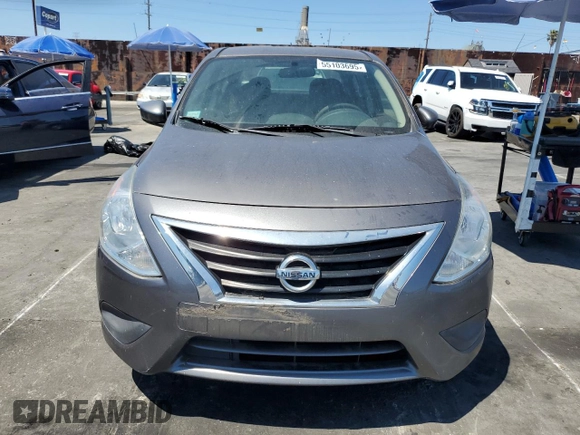 2016 Nissan Versa S z VIN 3N1CN7AP6GL840268, wystawiony jako Copart lot #55103695 z przebiegiem 106 331 mil mil oraz Czysty tytuł • Clean title. Historia ofert i sprzedaży dostępna na DreamBid. Obrazek 5.
