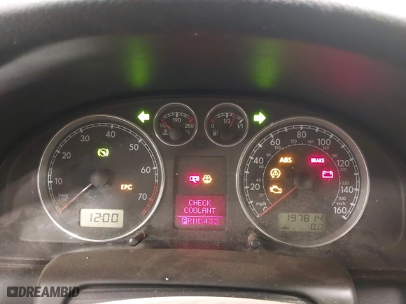 2003 Volkswagen Passat GLX with VIN WVWTH63B93P275335, listed as a IAAI auction lot 41398460 with 197,814 mi miles. Bid and sale history available at carsss.com. Image 7.