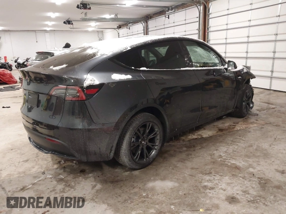 2025 Tesla Model Y Long Range z VIN 7SAYGDED3SF269554, wystawiony jako IAAI lot #41363465 z przebiegiem 883 mil mil oraz . Historia ofert i sprzedaży dostępna na DreamBid. Obrazek 4.
