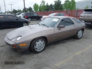 1983 Porsche 928 z VIN WP0JB0928DS860094, wystawiony jako IAAI lot #42106022 z przebiegiem 121 873 mil mil oraz . Historia ofert i sprzedaży dostępna na DreamBid. Obrazek 2.