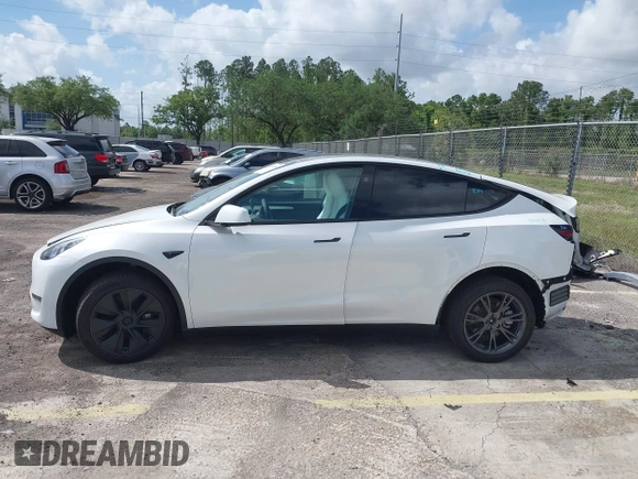 2025 Tesla Model Y Long Range with VIN 7SAYGDEE2SA337378, listed as a IAAI auction lot 41940840 with 1,676 mi miles and . Bid and sale history available at DreamBid. Image 14.