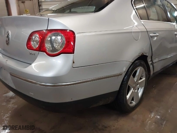 2008 Volkswagen Passat Sedan Komfort with VIN WVWAK73CX8E009882, listed as a IAAI auction lot 41724462 with NaN miles. Bid and sale history available at carsss.com. Image 6.