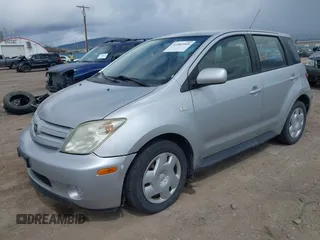 2005 Scion xA z VIN JTKKT604250089818, wystawiony jako IAAI lot #41983968 z przebiegiem 115 867 mil mil oraz . Historia ofert i sprzedaży dostępna na DreamBid. Obrazek 2.