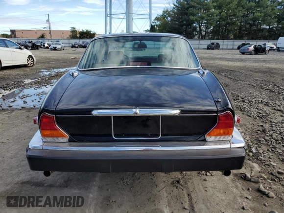 1986 Jaguar XJ z VIN SAJAV1341GC458926, wystawiony jako Copart lot #73985024 z przebiegiem 73 337 mil mil oraz Czysty tytuł • Clean title. Historia ofert i sprzedaży dostępna na DreamBid. Obrazek 6.