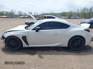 2023 Toyota 86 Premium z VIN JF1ZNBE12P9756981, wystawiony jako IAAI lot #42126988 z przebiegiem 31 550 mil mil oraz . Historia ofert i sprzedaży dostępna na DreamBid. Obrazek 15.