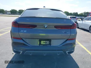 2025 BMW X6 xDrive40i z VIN 5UX33EX04S9X20728, wystawiony jako IAAI lot #42192580 z przebiegiem 22 906 mil mil oraz . Historia ofert i sprzedaży dostępna na DreamBid. Obrazek 16.