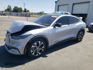 2022 Ford Mustang Mach-E Premium z VIN 3FMTK3SU4NMA11494, wystawiony jako Copart lot #61605875 z przebiegiem 23 879 mil mil oraz Szkoda całkowita • Salvage title. Historia ofert i sprzedaży dostępna na DreamBid. Obrazek 1.