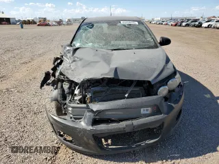 2014 Chevrolet Sonic LS z VIN 1G1JA5SH0E4131777, wystawiony jako Copart lot #65558225 z przebiegiem 136 704 mil mil oraz Szkoda całkowita • Salvage title. Historia ofert i sprzedaży dostępna na DreamBid. Obrazek 5.