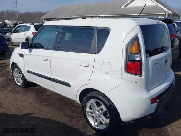 2010 Kia Soul + with VIN KNDJT2A2XA7041347, listed as a IAAI auction lot 41673345 with 138,322 mi miles. Bid and sale history available at carsss.com. Image 3.