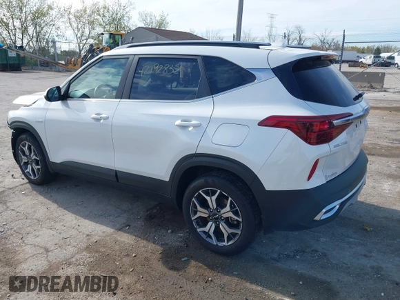 2023 Kia Seltos EX z VIN KNDERCAA3P7459805, wystawiony jako IAAI lot #42192832 z przebiegiem 11 833 mil mil oraz . Historia ofert i sprzedaży dostępna na DreamBid. Obrazek 3.