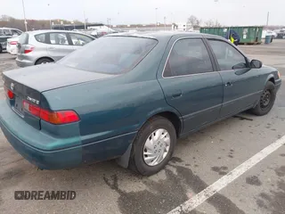 1997 Toyota Camry LE z VIN 4T1BG22K5VU024448, wystawiony jako IAAI lot #42019670 z przebiegiem 133 385 mil mil oraz . Historia ofert i sprzedaży dostępna na DreamBid. Obrazek 4.