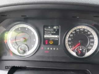 2016 Ram 1500 Express z VIN 1C6RR7FG5GS184948, wystawiony jako IAAI lot #41836159 z przebiegiem 147 710 mil mil oraz . Historia ofert i sprzedaży dostępna na DreamBid. Obrazek 7.