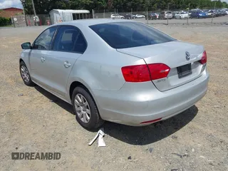 2011 Volkswagen Jetta SE z VIN 3VWDZ7AJ6BM050759, wystawiony jako IAAI lot #42214279 z przebiegiem 234 511 mil mil oraz . Historia ofert i sprzedaży dostępna na DreamBid. Obrazek 3.