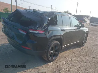 2024 Jeep Grand Cherokee Laredo z VIN 1C4RJHAG0RC235461, wystawiony jako IAAI lot #40354033 z przebiegiem 589 mil mil oraz . Historia ofert i sprzedaży dostępna na DreamBid. Obrazek 4.