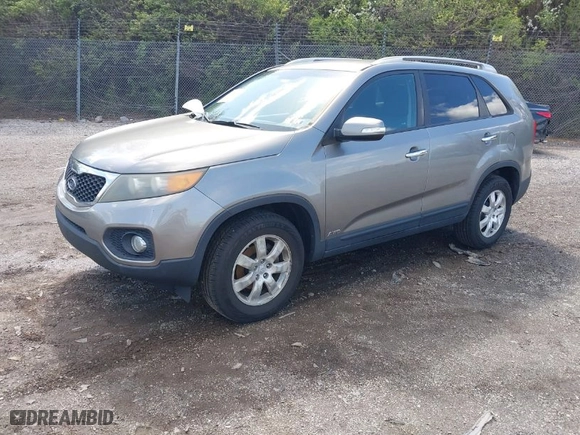 2011 Kia Sorento LX with VIN 5XYKTCA15BG140647, listed as a IAAI auction lot 41982366 with 184,580 mi miles. Bid and sale history available at carsss.com. Image 2.
