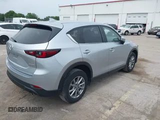 2023 Mazda CX-5 S Carbon Edition z VIN JM3KFBCM3P0197796, wystawiony jako IAAI lot #42408301 z przebiegiem 46 169 mil mil oraz . Historia ofert i sprzedaży dostępna na DreamBid. Obrazek 4.