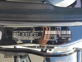 2018 Alfa Romeo Giulia Ti Sport z VIN ZARFAECN7J7588845, wystawiony jako Copart lot #55140535 z przebiegiem Nie podano mil oraz Szkoda całkowita • Salvage title. Historia ofert i sprzedaży dostępna na DreamBid. Obrazek 12.