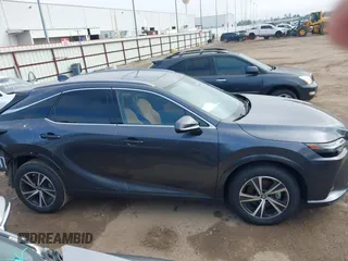 2024 Lexus RX 350 z VIN JTJCHMAA3R2015224, wystawiony jako IAAI lot #41066371 z przebiegiem 8719 mil mil oraz . Historia ofert i sprzedaży dostępna na DreamBid. Obrazek 13.