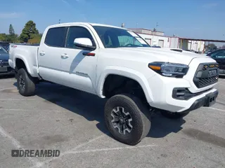 2023 Toyota Tacoma SR5 z VIN 3TMDZ5BN5PM142123, wystawiony jako IAAI lot #42084799 z przebiegiem 9 088 mil mil oraz . Historia ofert i sprzedaży dostępna na DreamBid. Obrazek 1.