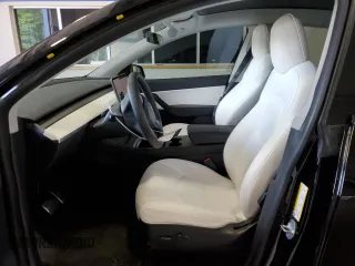 2021 Tesla Model Y Long Range z VIN 5YJYGAEE0MF298016, wystawiony jako Copart lot #55916955 z przebiegiem 59 578 mil mil oraz Szkoda całkowita • Salvage title. Historia ofert i sprzedaży dostępna na DreamBid. Obrazek 7.