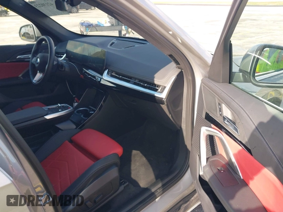 2025 BMW X1 xDrive28i z VIN WBX73EF00S5245965, wystawiony jako IAAI lot #42130223 z przebiegiem 2 442 mil mil oraz . Historia ofert i sprzedaży dostępna na DreamBid. Obrazek 5.