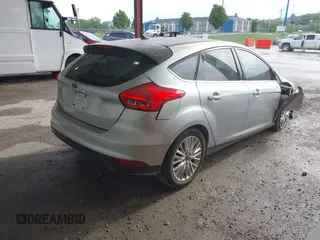 2015 Ford Focus Titanium z VIN 1FADP3N2XFL348149, wystawiony jako IAAI lot #41983021 z przebiegiem 208 765 mil mil oraz . Historia ofert i sprzedaży dostępna na DreamBid. Obrazek 4.
