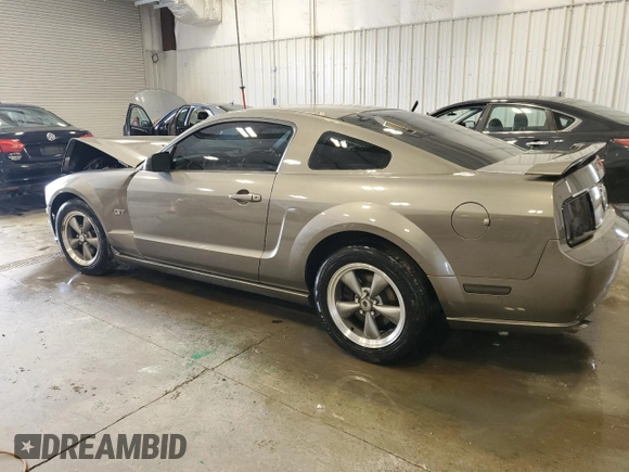 2005 Ford Mustang GT Deluxe z VIN 1ZVHT82H555100792, wystawiony jako Copart lot #57918045 z przebiegiem 130 677 mil mil oraz Czysty tytuł • Clean title. Historia ofert i sprzedaży dostępna na DreamBid. Obrazek 2.