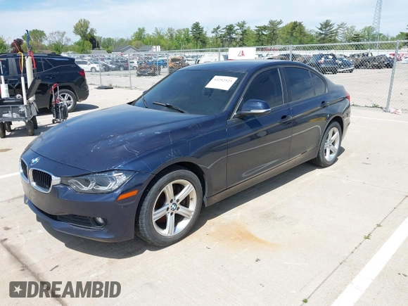 2013 BMW 3 Series 320i xDrive z VIN WBA3C3C54DF981821, wystawiony jako IAAI lot #42252523 z przebiegiem 109 260 mil mil oraz . Historia ofert i sprzedaży dostępna na DreamBid. Obrazek 2.