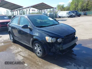 2015 Chevrolet Sonic LT z VIN 1G1JC5SH3F4121711, wystawiony jako IAAI lot #41946748 z przebiegiem 207 130 mil mil oraz . Historia ofert i sprzedaży dostępna na DreamBid. Obrazek 1.