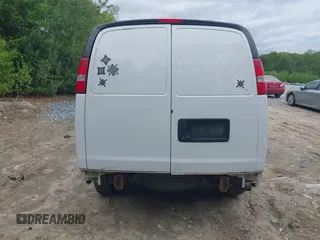 2017 Chevrolet Express Cargo z VIN 1GCWGBFF4H1289693, wystawiony jako IAAI lot #42310038 z przebiegiem 152 692 mil mil oraz . Historia ofert i sprzedaży dostępna na DreamBid. Obrazek 16.
