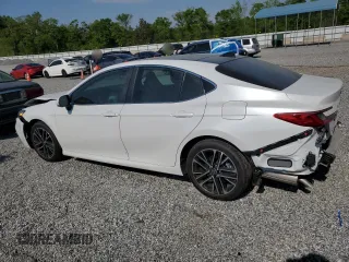 2025 Toyota Camry LE z VIN 4T1DAACK9SU054048, wystawiony jako Copart lot #53659075 z przebiegiem 3 568 mil mil oraz Szkoda całkowita • Salvage title. Historia ofert i sprzedaży dostępna na DreamBid. Obrazek 2.