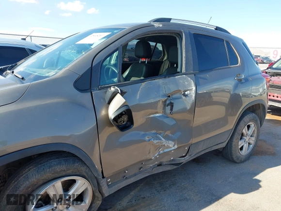 2022 Chevrolet Trax LT with VIN KL7CJPSM0NB568096, listed as a IAAI auction lot 42595207 with 30,128 mi miles and . Bid and sale history available at DreamBid. Image 6.