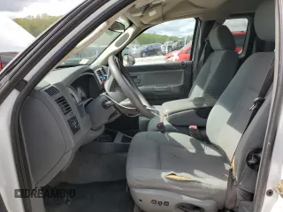 2005 Dodge Dakota SLT z VIN 1D7HW42K85S199470, wystawiony jako Copart lot #56304125 z przebiegiem 166 722 mil mil oraz Tytuł czysty. Historia ofert i sprzedaży dostępna na DreamBid. Obrazek 7.