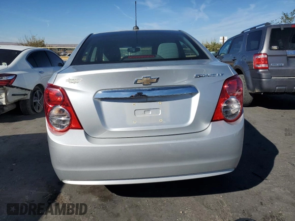 2016 Chevrolet Sonic LT z VIN 1G1JC5SH9G4180053, wystawiony jako Copart lot #77153444 z przebiegiem 72 482 mil mil oraz Nie do naprawy • Non repairable. Historia ofert i sprzedaży dostępna na DreamBid. Obrazek 6.