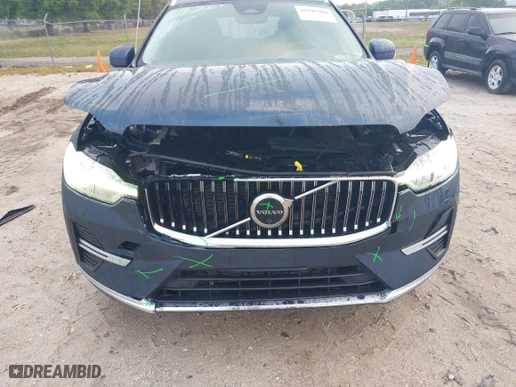 2023 Volvo XC60 Plus Bright Theme with VIN YV4L12RN4P1375945, listed as a IAAI auction lot 41945980 with 27,609 mi miles. Bid and sale history available at carsss.com. Image 6.