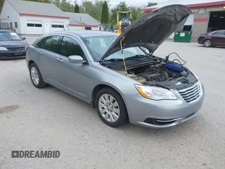 2014 Chrysler 200 LX z VIN 1C3CCBAB9EN231381, wystawiony jako IAAI lot #42302328 z przebiegiem 160 813 mil mil oraz . Historia ofert i sprzedaży dostępna na DreamBid. Obrazek 1.
