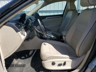 2016 Volkswagen Passat SE z VIN 1VWBT7A38GC008483, wystawiony jako Copart lot #52851805 z przebiegiem 116 672 mil mil oraz Szkody całkowita. Historia ofert i sprzedaży dostępna na DreamBid. Obrazek 7.