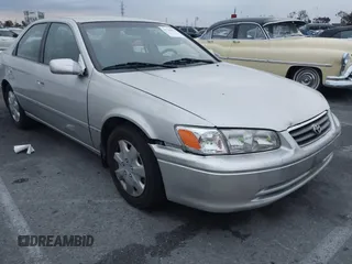 2000 Toyota Camry CE z VIN JT2BG22K8Y0496149, wystawiony jako IAAI lot #41764551 z przebiegiem 152 176 mil mil oraz . Historia ofert i sprzedaży dostępna na DreamBid. Obrazek 1.