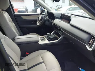 2024 Mazda CX-90 Preferred z VIN JM3KKBHA5R1158229, wystawiony jako IAAI lot #42008464 z przebiegiem 20 817 mil mil oraz . Historia ofert i sprzedaży dostępna na DreamBid. Obrazek 5.