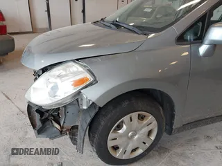 2010 Nissan Versa S z VIN 3N1BC1CP2AL390914, wystawiony jako IAAI lot #42475906 z przebiegiem 124 700 mil mil oraz . Historia ofert i sprzedaży dostępna na DreamBid. Obrazek 12.