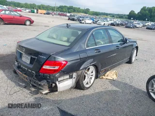 2012 Mercedes-Benz C 300 Sport z VIN WDDGF8BB1CA717117, wystawiony jako IAAI lot #42684049 z przebiegiem 184 128 mil mil oraz . Historia ofert i sprzedaży dostępna na DreamBid. Obrazek 4.
