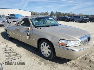 2004 Lincoln Town Car Ultimate L z VIN 1LNHM85W94Y672371, wystawiony jako Copart lot #77752284 z przebiegiem 140 776 mil mil oraz Nie do naprawy • Non repairable. Historia ofert i sprzedaży dostępna na DreamBid. Obrazek 4.