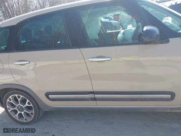 2014 FIAT 500L Trekking with VIN ZFBCFADH9EZ021078, listed as a IAAI auction lot 41773433 with 1 mi miles. Bid and sale history available at carsss.com. Image 12.