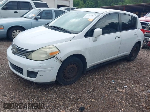 2009 Nissan Versa S z VIN 3N1BC13E49L354233, wystawiony jako IAAI lot #42230622 z przebiegiem 190 161 mil mil oraz . Historia ofert i sprzedaży dostępna na DreamBid. Obrazek 2.