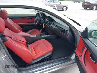 2009 BMW 3 Series 328i xDrive z VIN WBAWV53549PF95715, wystawiony jako IAAI lot #42296949 z przebiegiem 182 003 mil mil oraz . Historia ofert i sprzedaży dostępna na DreamBid. Obrazek 5.