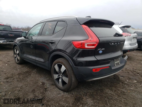 2019 Volvo XC40 Momentum z VIN YV4162UK8K2122135, wystawiony jako Copart lot #36300303 z przebiegiem 22 838 mil mil oraz . Historia ofert i sprzedaży dostępna na DreamBid. Obrazek 2.
